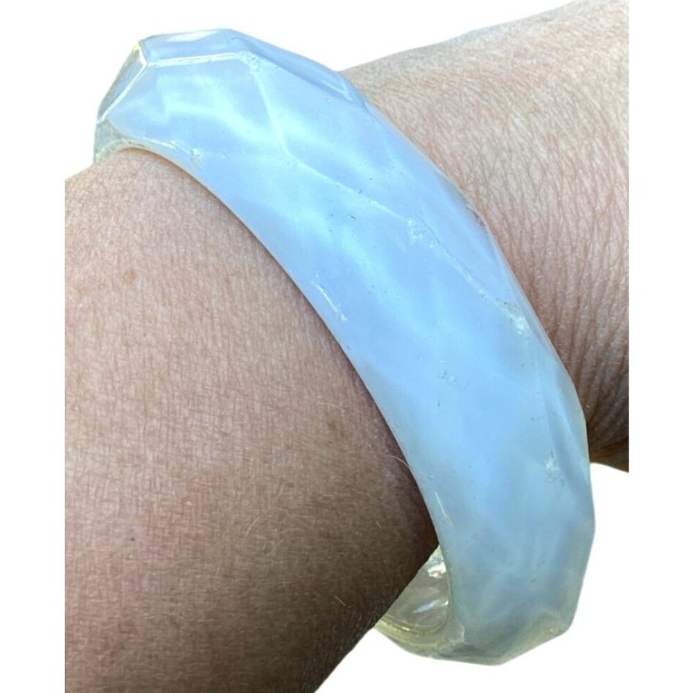Vintage Chunky Honeycomb Faceted White Lucite Bangle Bracelet Optic Effect - Picture 1 of 6